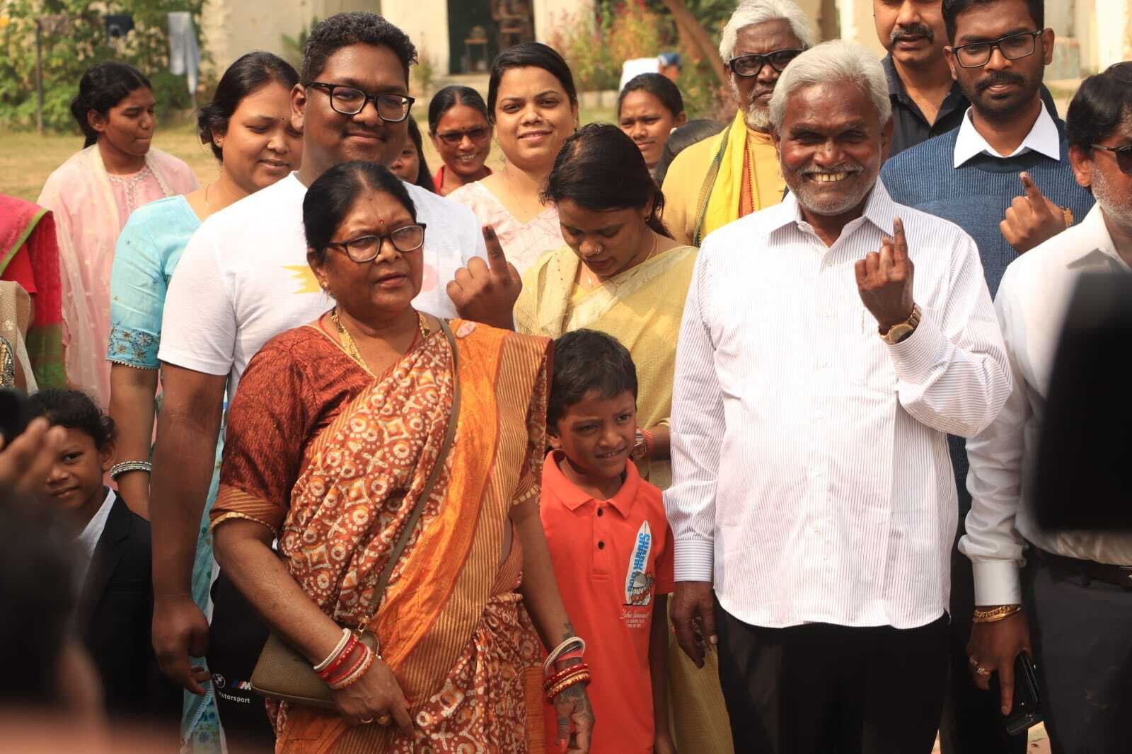 Jamshedpur News :चंपाई सोरेन ने परिवार के सदस्यों के साथ किया मतदान