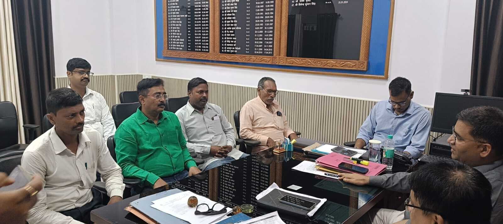 मतदाता सूची पुनरीक्षण की सफलता को लेकर राजनीतिक दलों के साथ अधिकारियों ने की बैठक