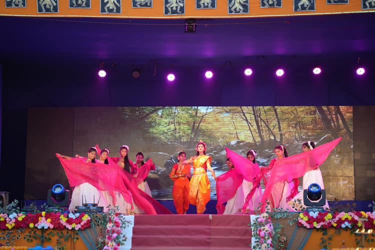 स्कूल के स्थापना दिवस पर बच्चों ने दीं रंगारंग प्रस्तुतियां