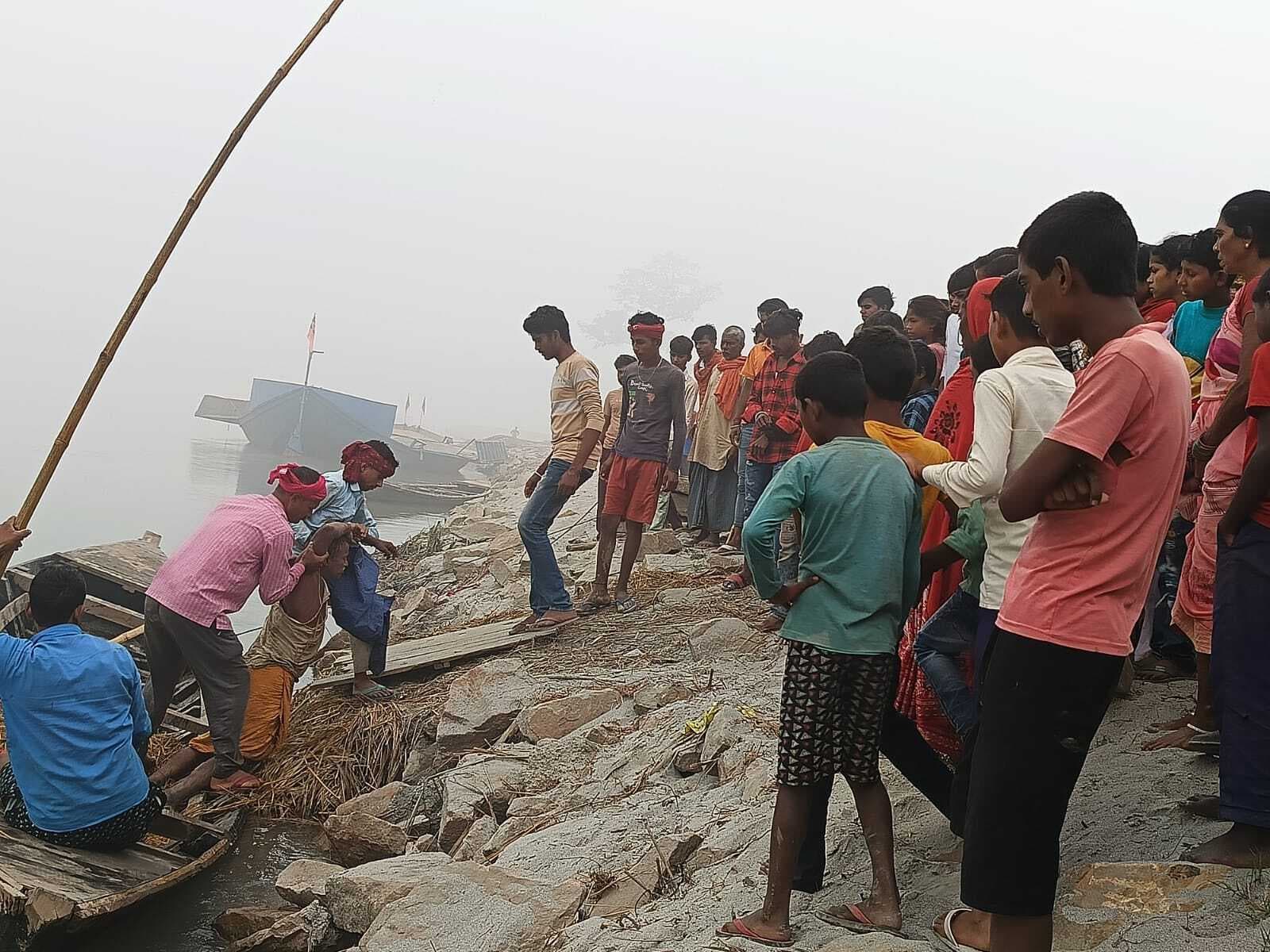 गंडक नदी तट पर पुल के पाये से टकरायी नाव, एक लापता