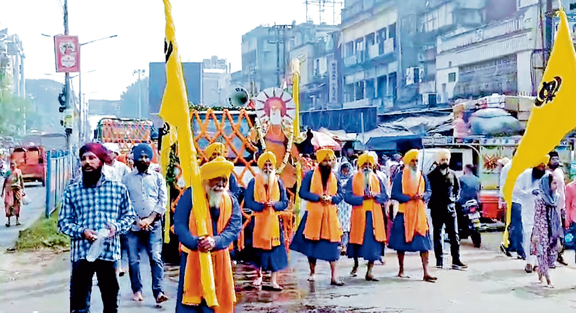 गुरुद्वारा प्रबंधक कमेटी की गुरुनानक देव के प्रकाश पर्व को लेकर शोभायात्रा