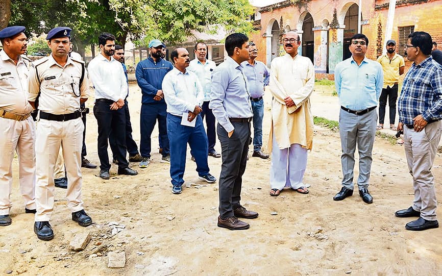 एमपी उच्च विद्यालय का डीएम ने किया औचक निरीक्षण, प्रधानाचार्य पर किया स्पष्टीकरण व वेतन बंद
