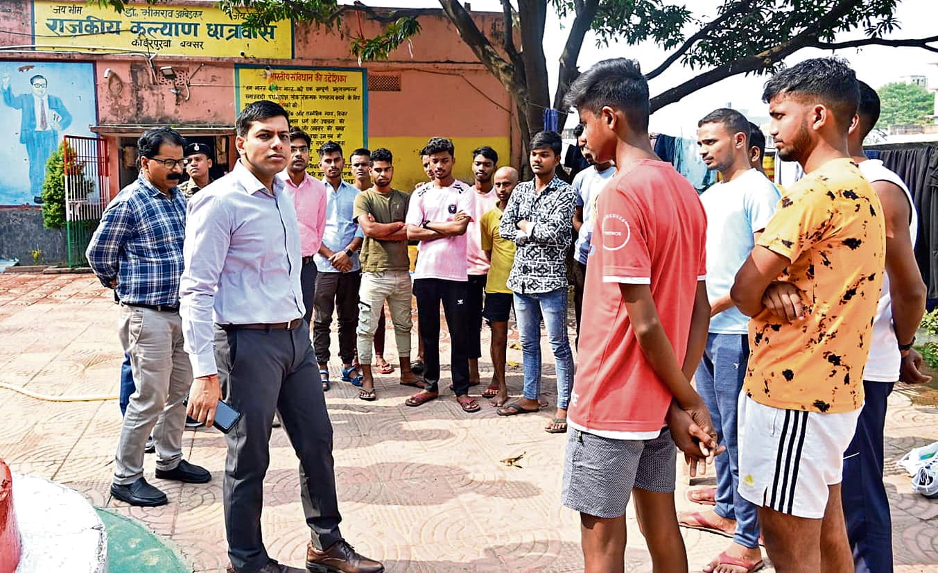 11 नंबर लख के पास बने छात्रावास में अभी तक भीमराव अम्बेडकर के छात्रों को स्थानांतरण नहीं करने पर डीएम ने की जवाब-तलब