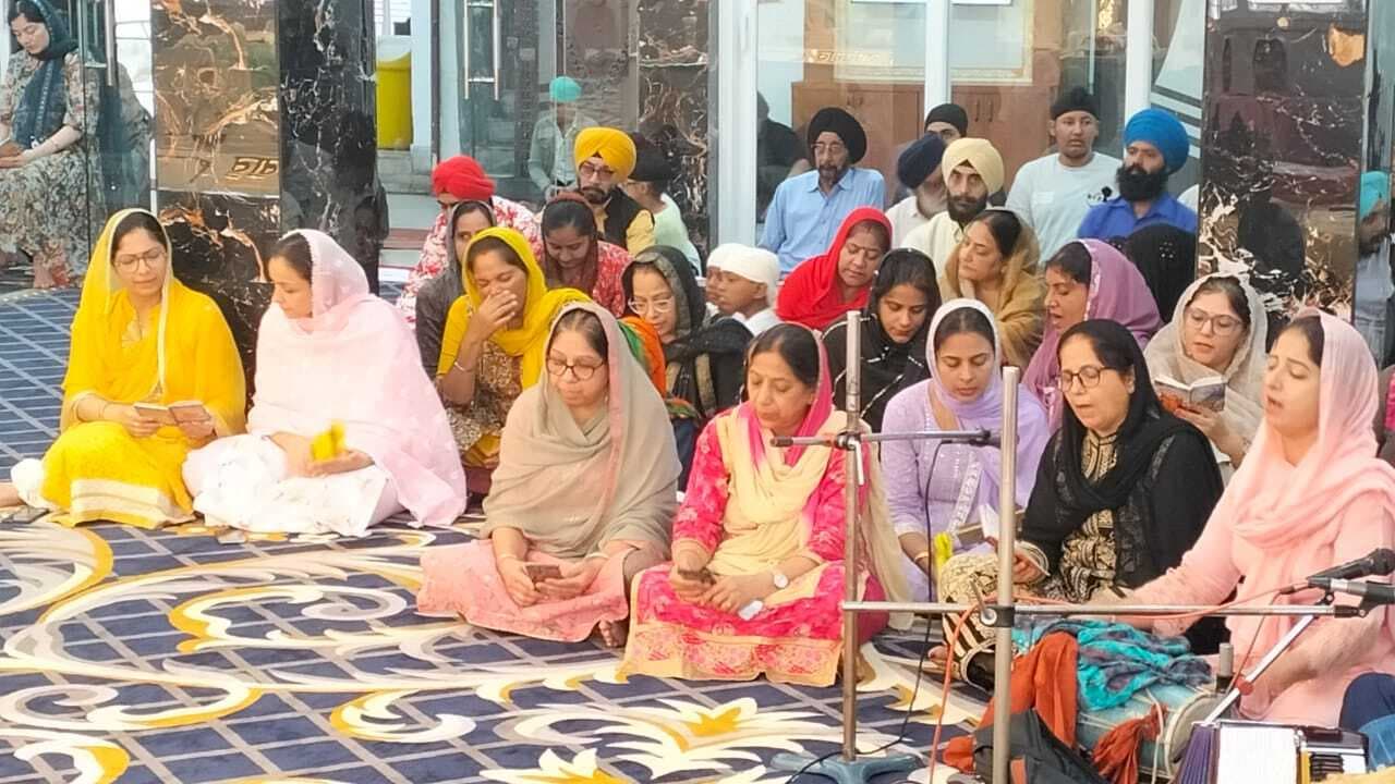 Giridih News :नानक जग माहि पाठ पठाया, कल तारन गुरु नानक आया कीर्तन से भक्तिमय हुआ प्रभात फेरी