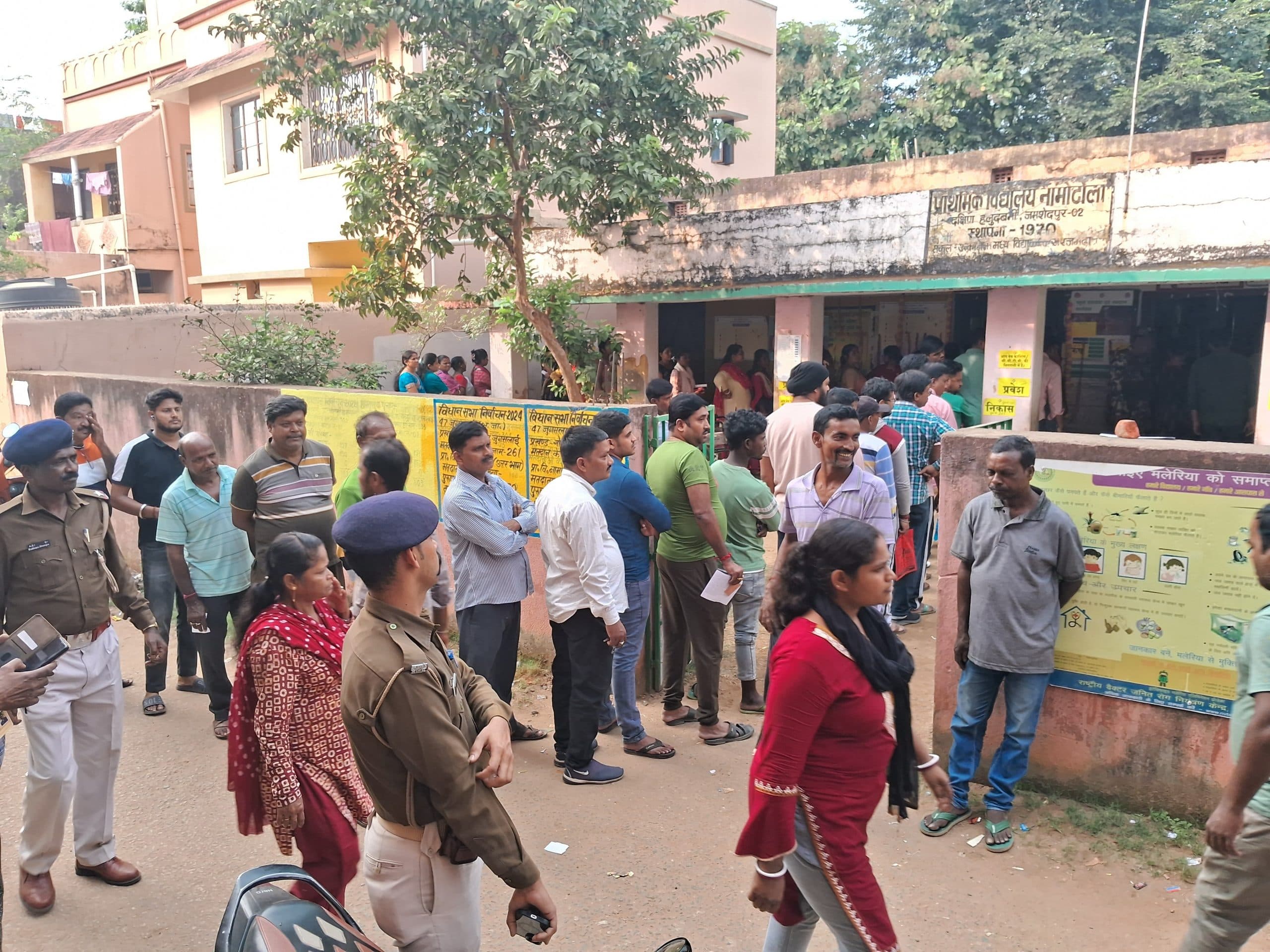 Jamshedpur News : नामोटोला में मतदान केंद्र के भीतर वोटर को प्रभावित करने का आरोप, हुआ हंगामा