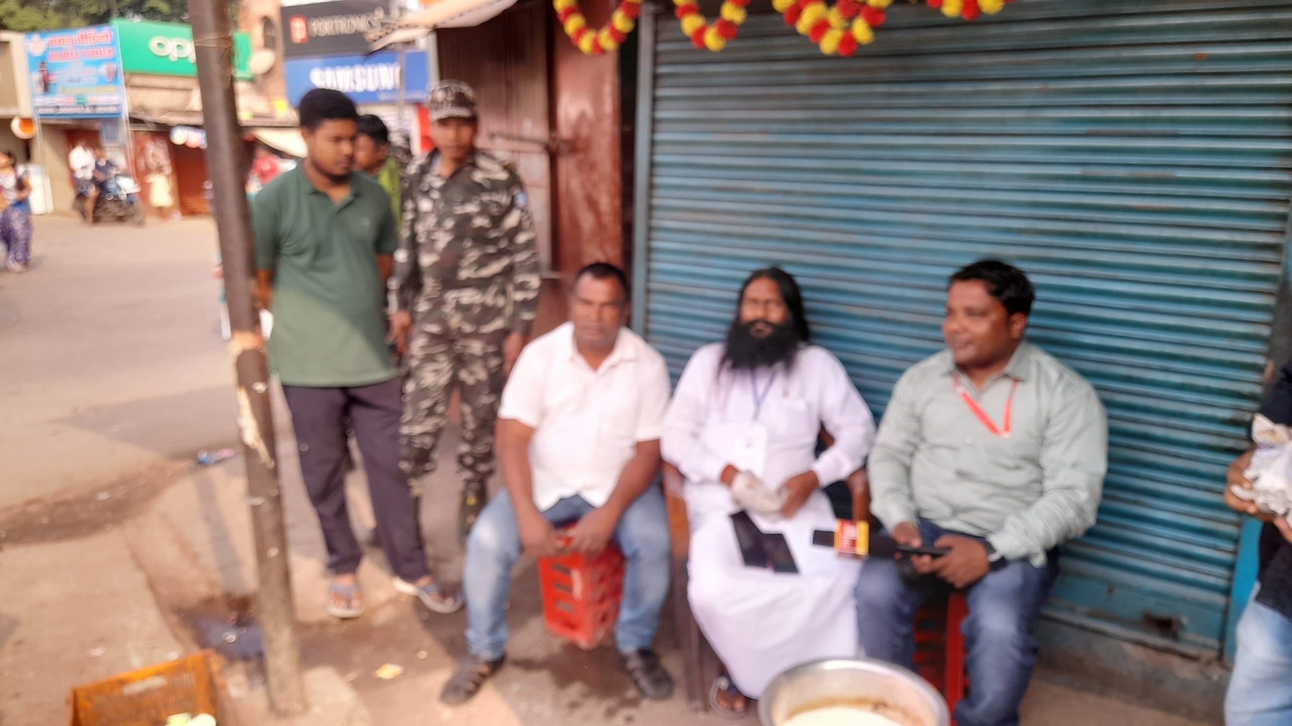 Jamshedpur News : चुनाव के दिन शांत व बेफ्रिक हो करनडीह चौक में आलूचप का स्वाद चखते दिखे बाबूलाल सोरेन