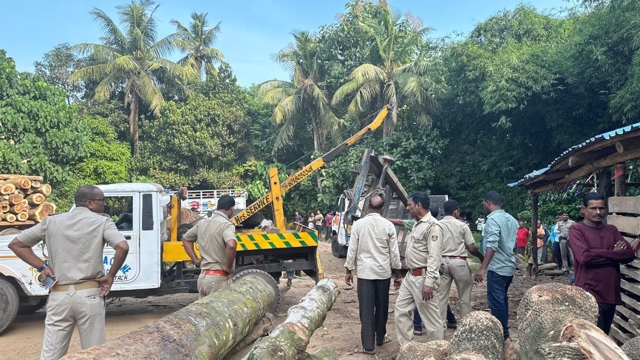 Bhubaneswar News: विजिलेंस विभाग ने अवैध आरा मशीन से 12 लाख रुपये के उपकरण और कीमती लकड़ी जब्त की