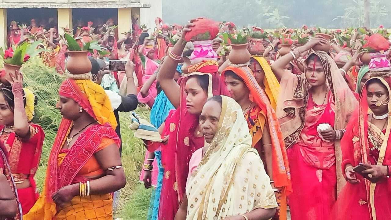 कलश शोभायात्रा में शामिल हुईं 501 महिलाएं