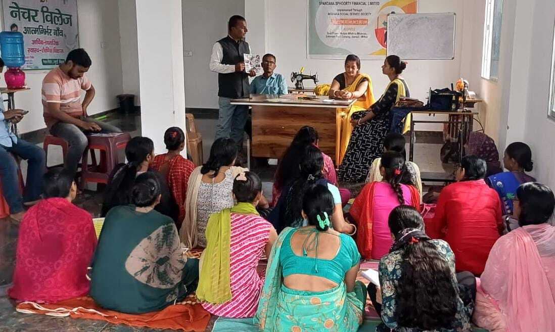 कृषि पद्धति को सरल करने के लिए नेचर विलेज टीम ने किसानों से किया संवाद