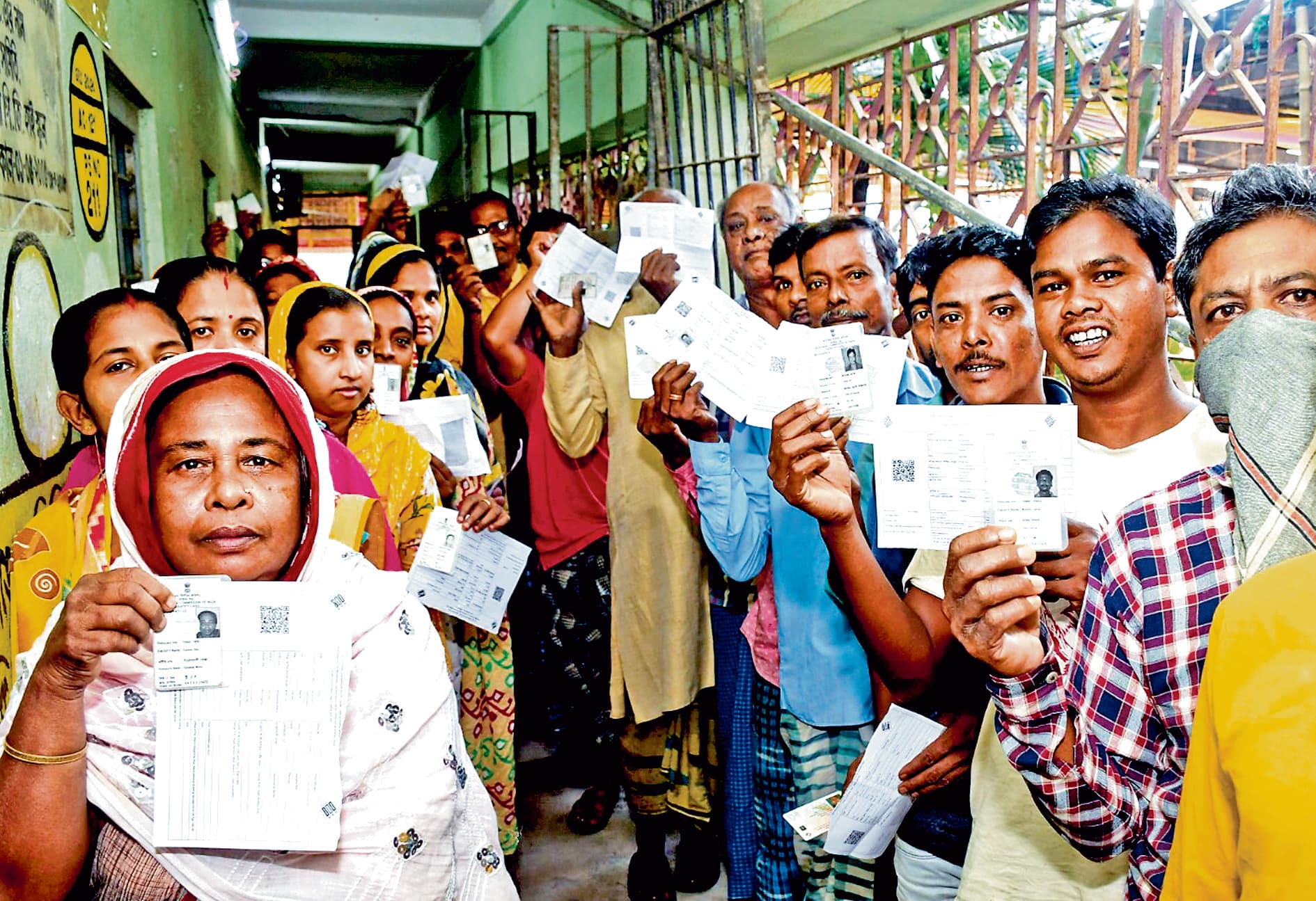 हिंसा के बीच नैहाटी व हाड़ोवा में हुआ मतदान