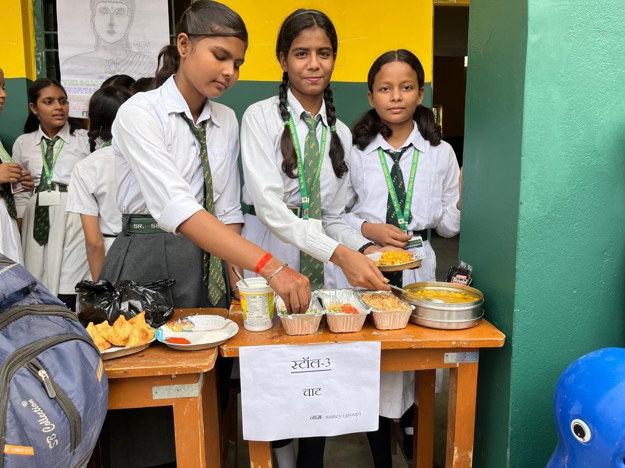 बच्चे देश के भविष्य हैं. वह बगीचे के खिले हुए फूल जैसे - प्राचार्य