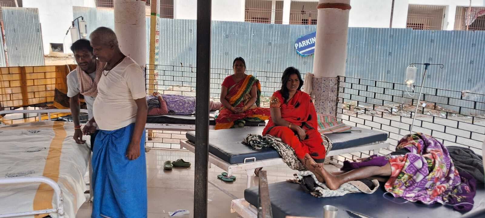 बढ़ी ठंड, सदर अस्पताल के वार्डों में कंबल व चादर के लिए तरस रहे मरीज, रात काटना हो रहा मुश्किल