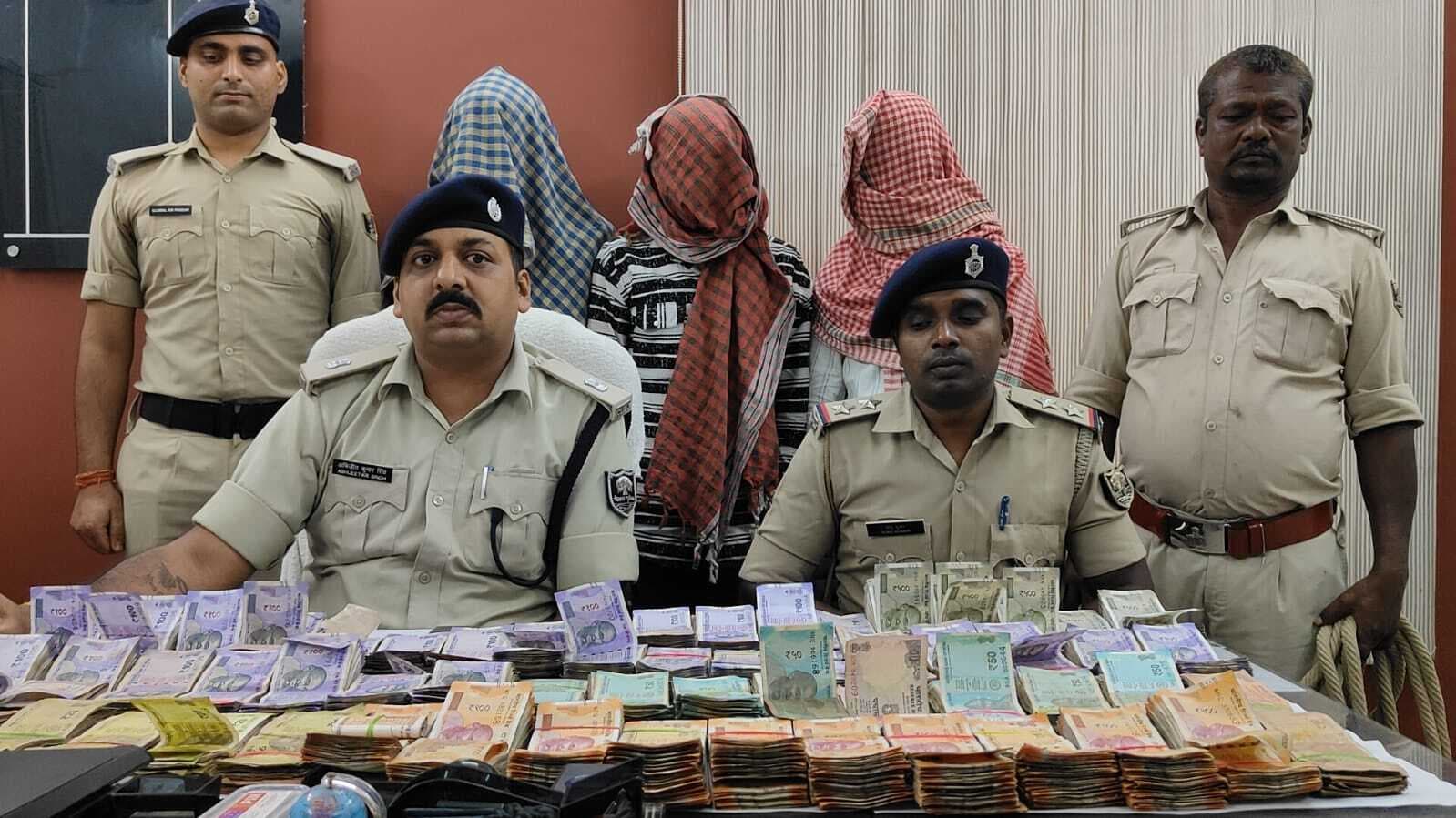 तीन स्मैक तस्कर गिरफ्तार, 7.37 लाख रुपये बरामद