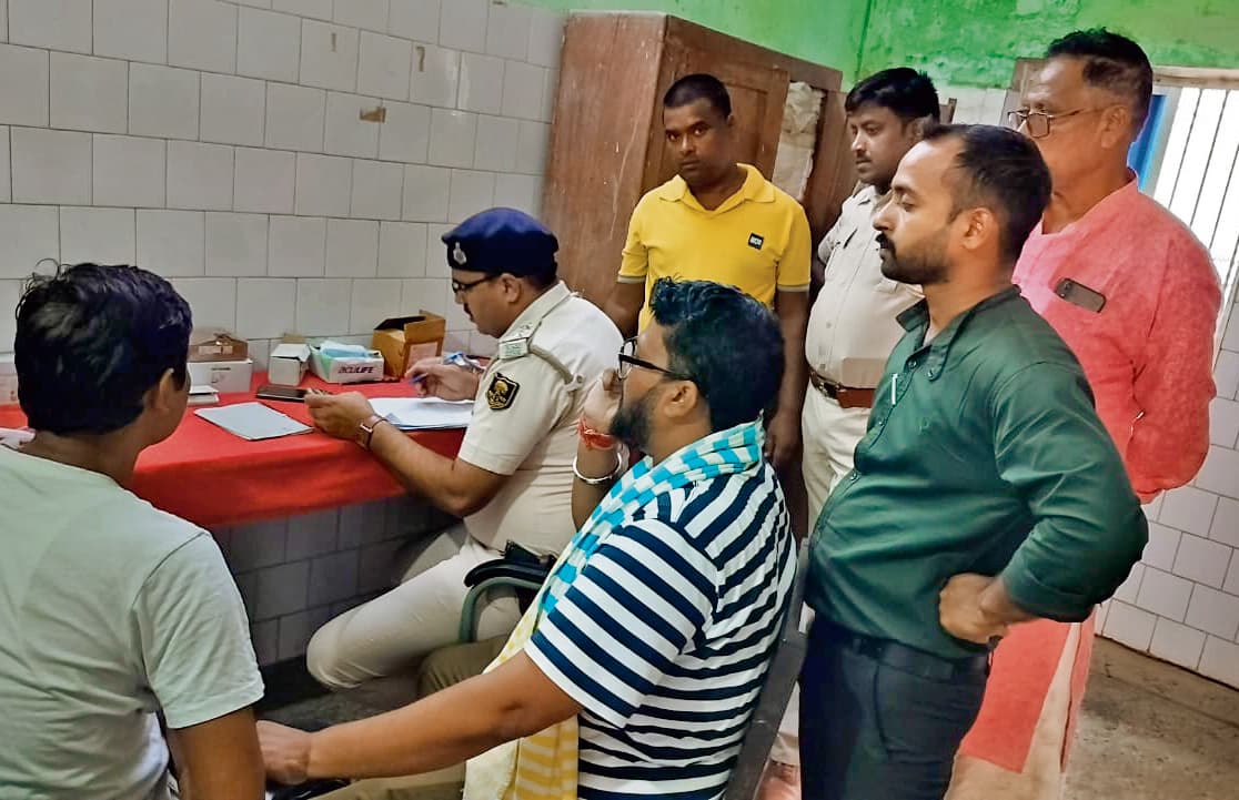 hajipur news. गंगा में दो नावों के टकराने से सवार युवक की डूबकर मौत