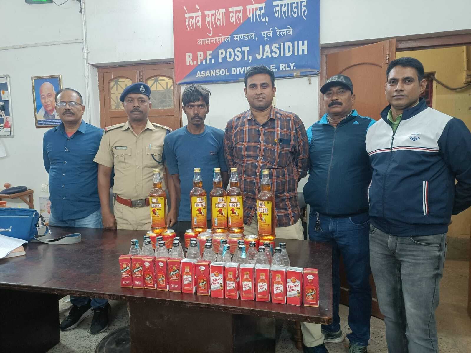 पंजाब मेल ट्रेन से शराब के साथ युवक गिरफ्तार