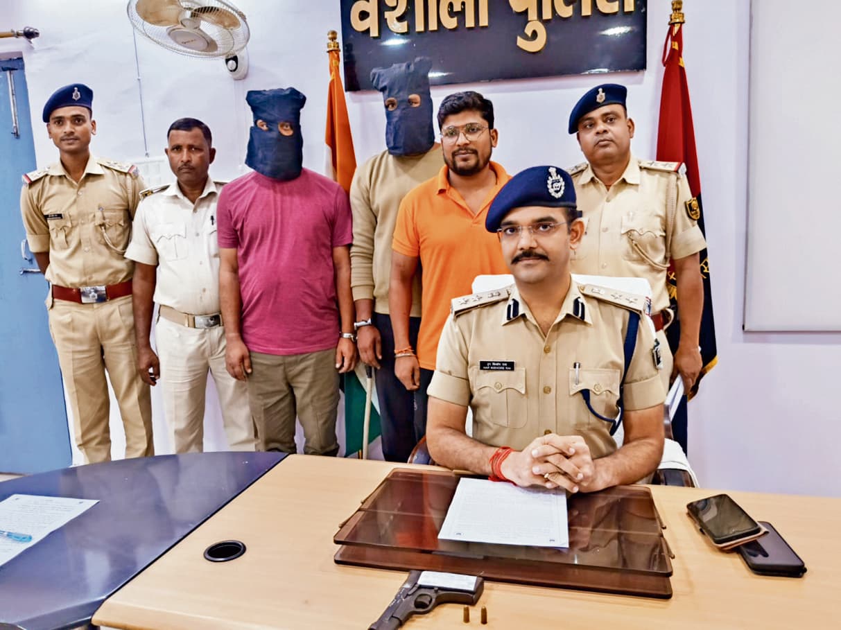 hajipur news. आपराधिक घटना को अंजाम देने जा रहे दो कुख्यात बदमाशों को पुलिस ने दबोचा