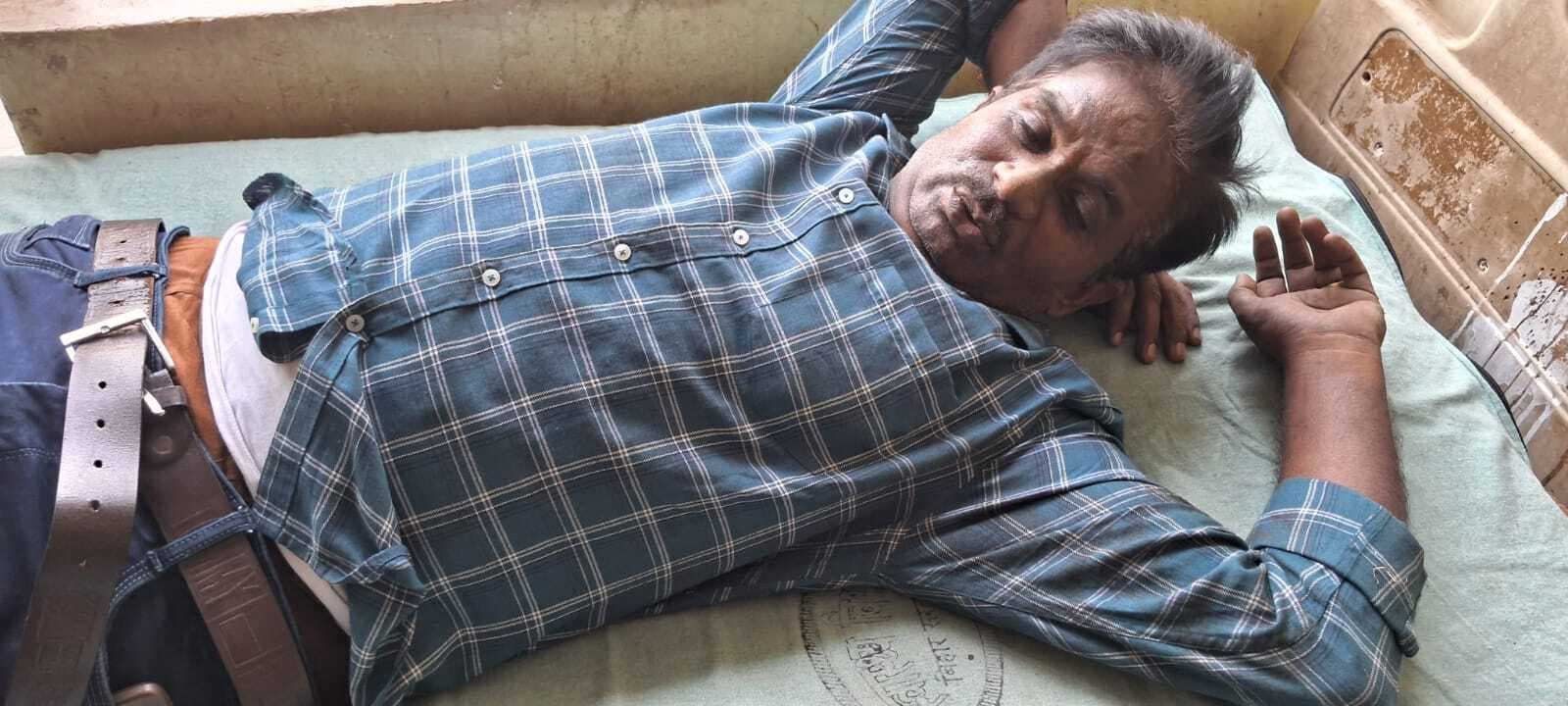 बाइक की टक्कर से रेलकर्मी व दुकानदार घायल