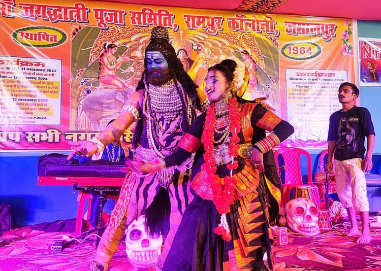 जगधात्री पूजा पर सांस्कृतिक कार्यक्रम में देर रात्रि तक झूमते रहे श्रद्धालु भक्तगण