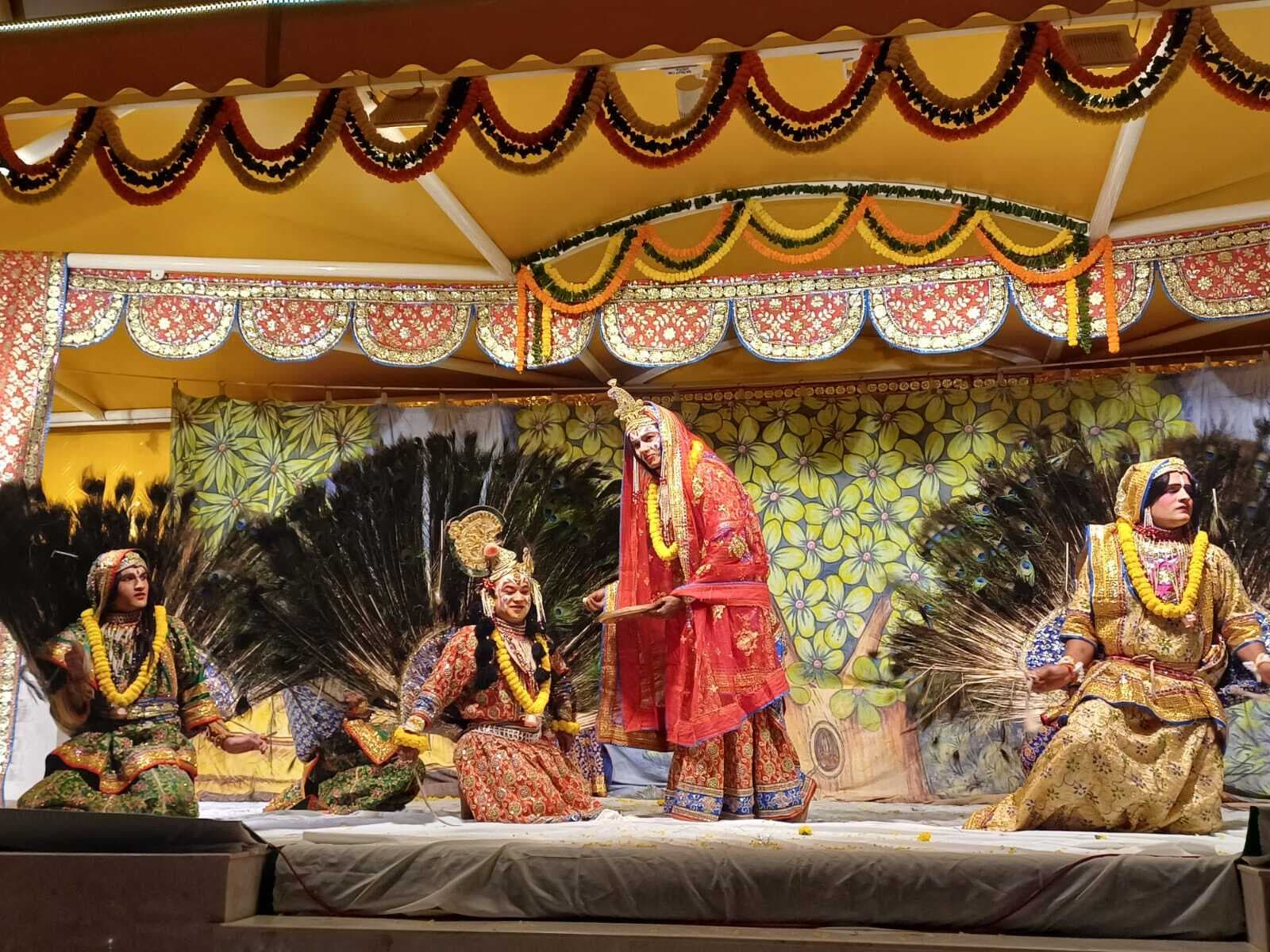 रिखियापीठ में उतरा वृंदावन, रासलीला उत्सव शुरू