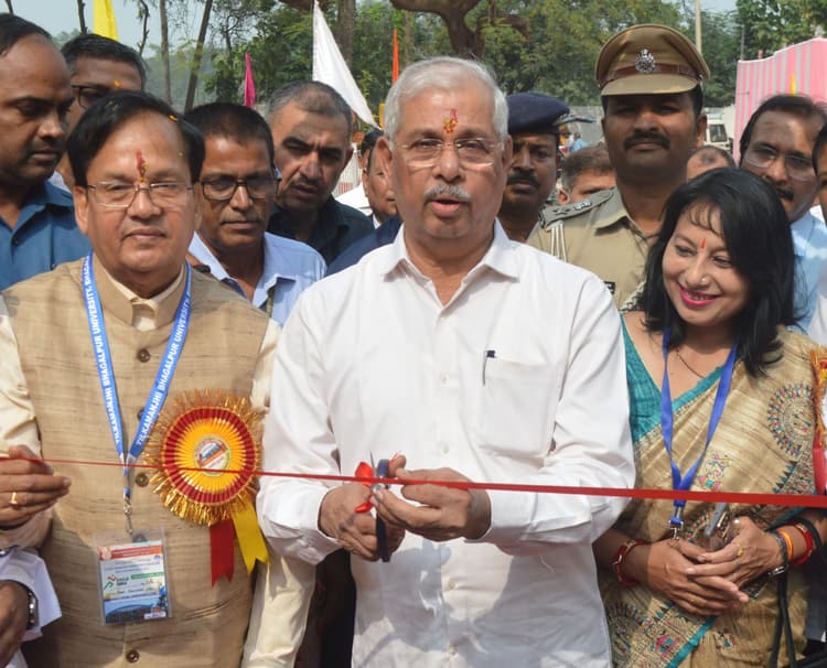 छात्राओं को आत्मरक्षा के लिए तलवार, बंदूक व पिस्तौल चलाना सीखना होगा : कुलाधिपति