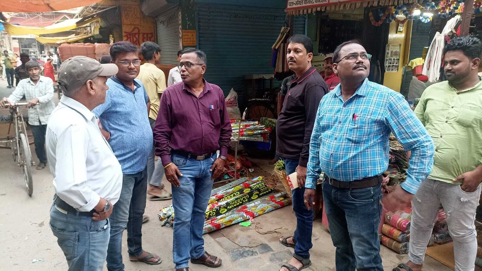 कर्पूरी मार्केट के सामने से हटाया अतिक्रमण