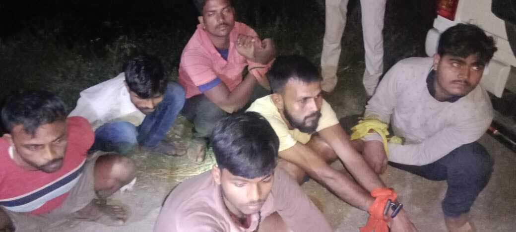 बालू लोडेड चार वाहन जब्त, छह गिरफ्तार