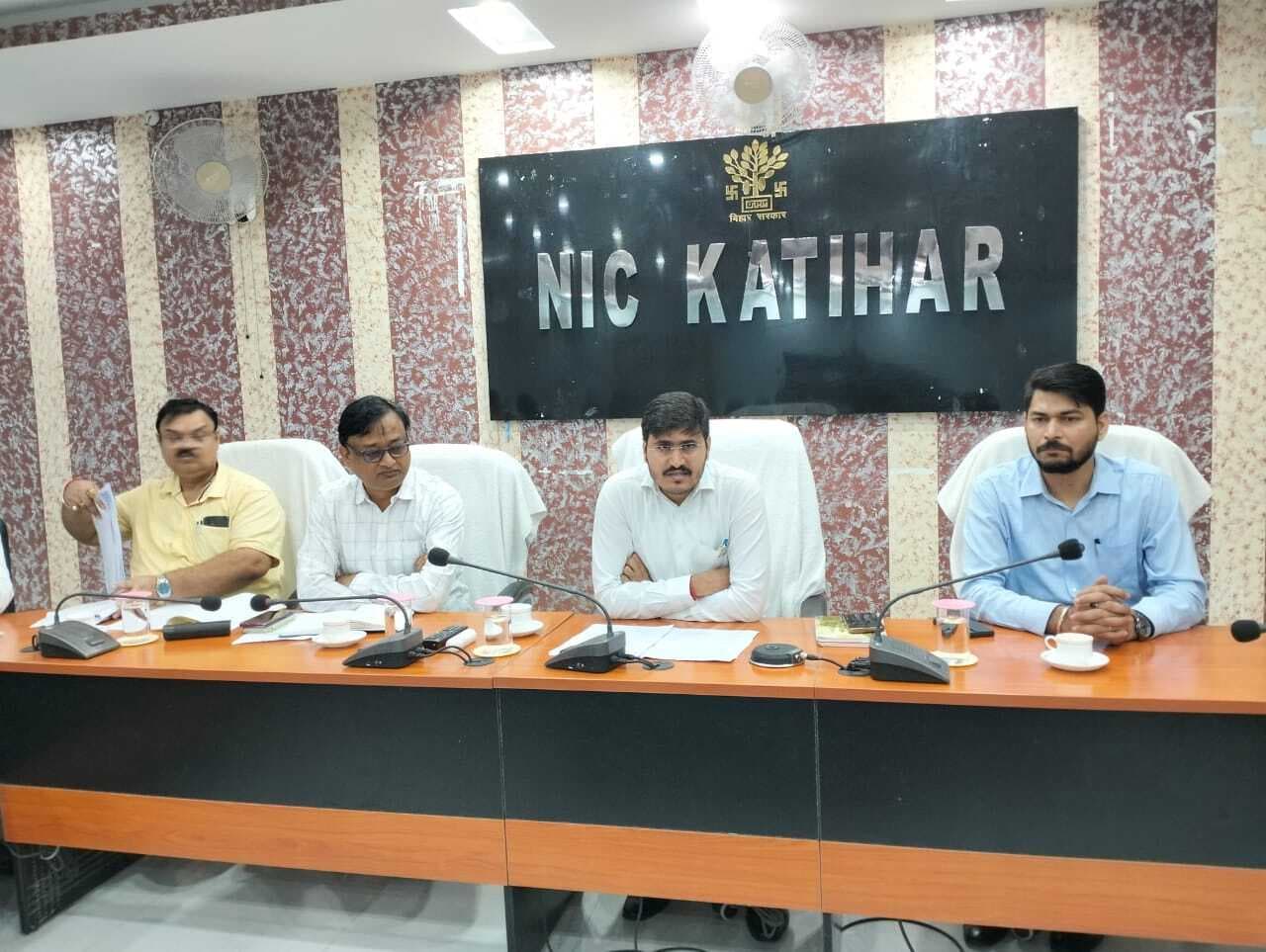 धरती आबा जनजातीय ग्राम उत्कर्ष अभियान से जनजाति वर्ग की बदलेगी जीवनशैली : डीएम