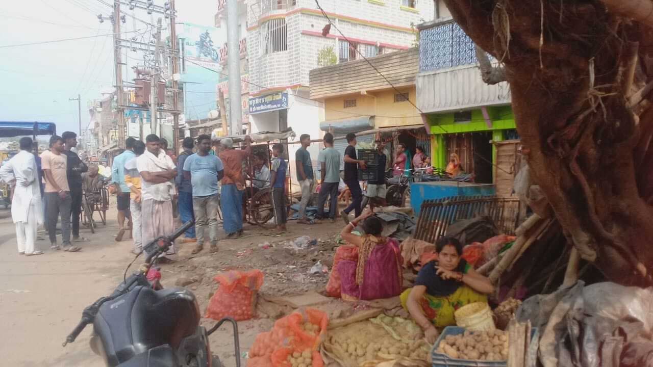 अतिक्रमण हटाने के दौरान इओ को दुकानदारों का झेलना पड़ा आक्रोश