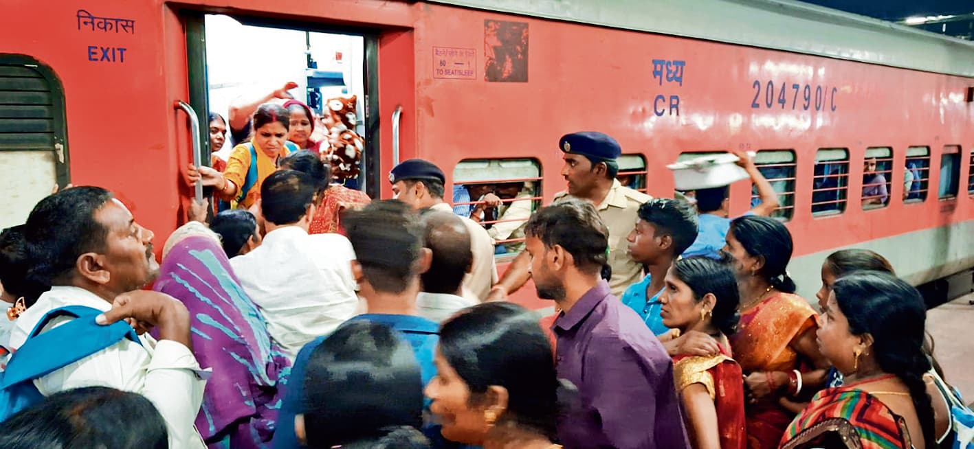 Chhapra News : स्पेशल समेत महत्वपूर्ण ट्रेनें देरी से चली, यात्रियों को हुई परेशानी