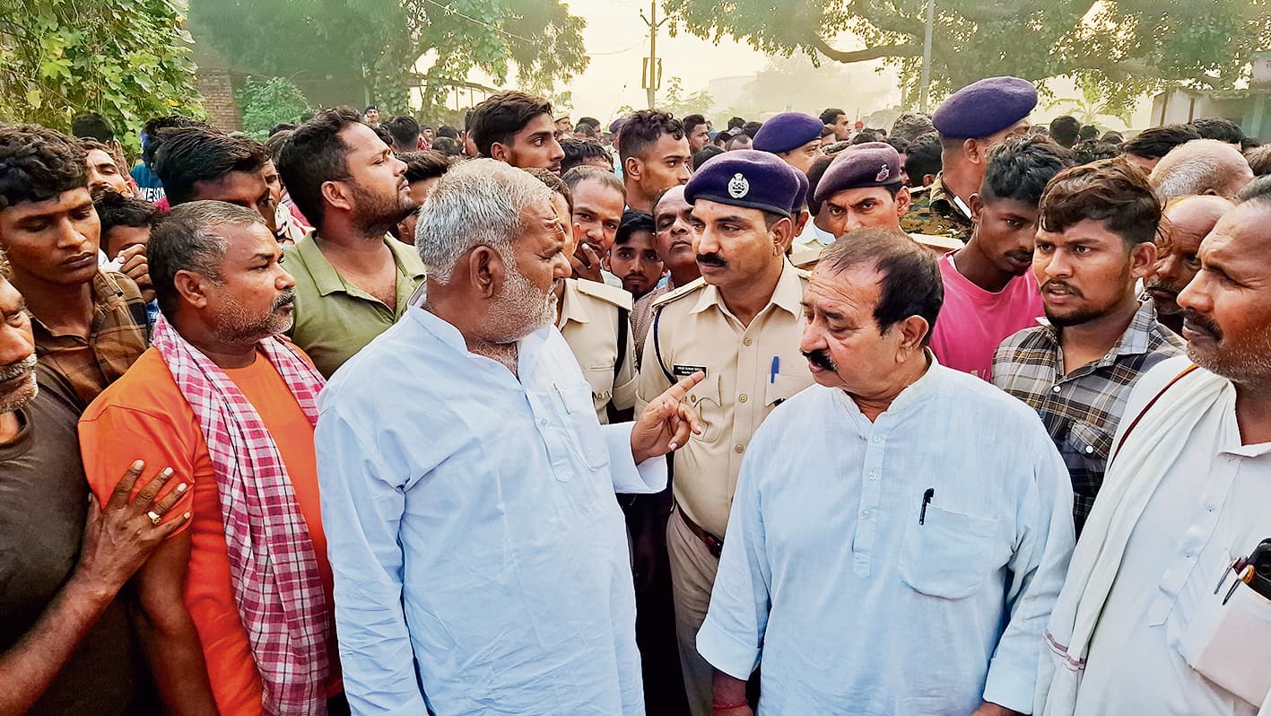 siwan news : मां व बहन के सामने युवक की गोली मारकर हत्या, विरोध में सड़क जाम, विधायक को दौड़ाया