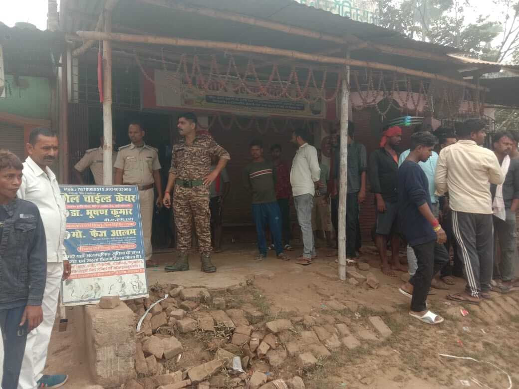 नवजात की मौत से आक्रोशित लोगों ने डॉक्टर व कंपाउंडर को पीटा