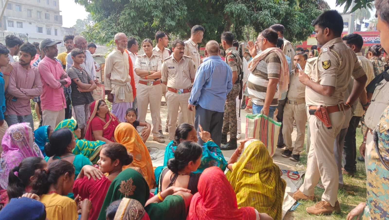 ग्रामीणों ने हत्या के आरोपित की गिरफ्तारी के लिए हसनपुर थाना में दिया धरना