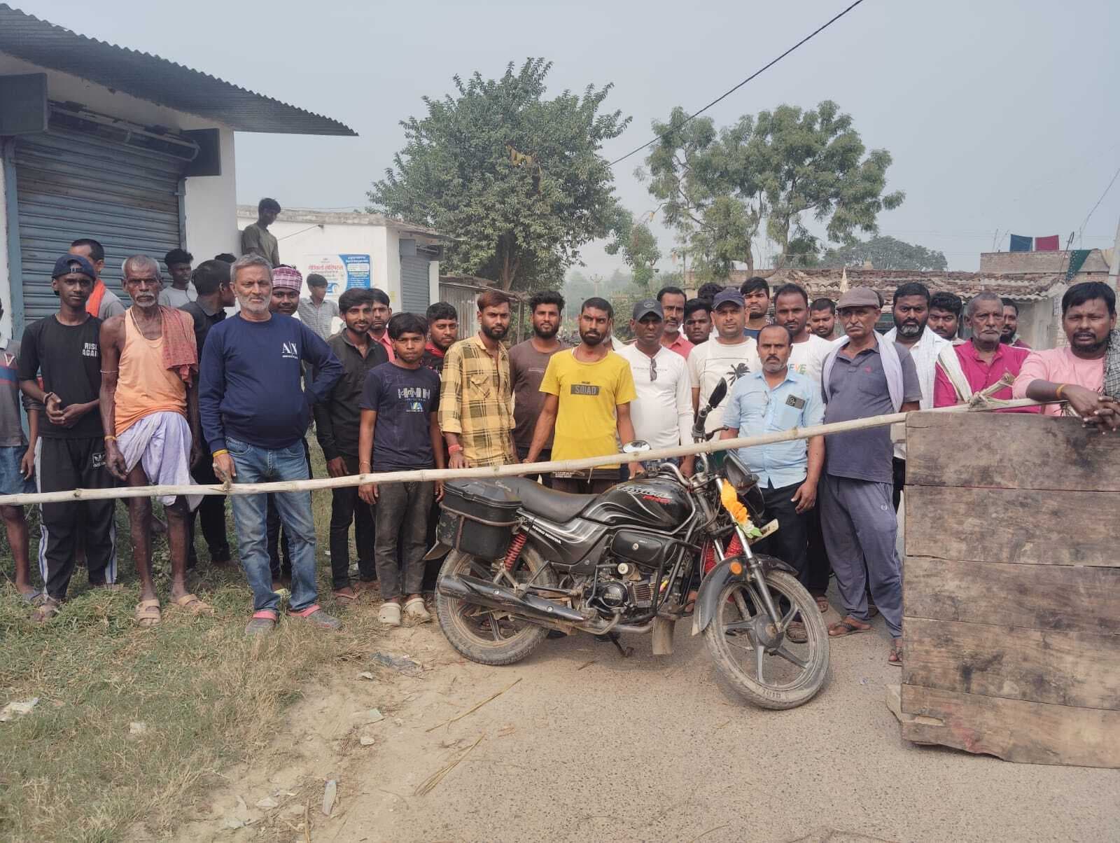 Darbhanga News: सड़क निर्माण के डीपीआर में अपने इलाके की सड़क को छोड़े जाने से भड़के ग्रामीण