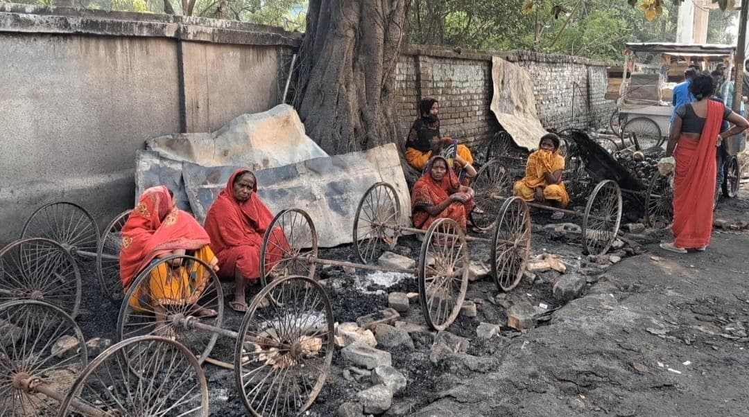 फुटपाथी फल दुकान में असामाजिक तत्वों ने लगाई आग, लाखों की क्षति