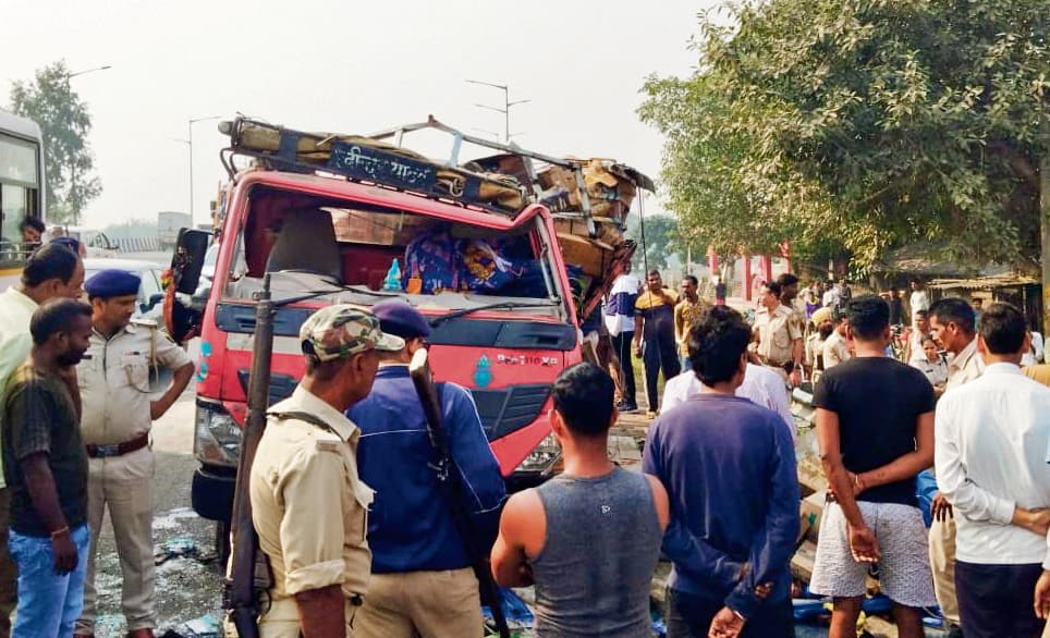 hajipur news. ट्रक पलटने से सड़क किनारे खड़ी महिला की मौत, एक इलाजरत