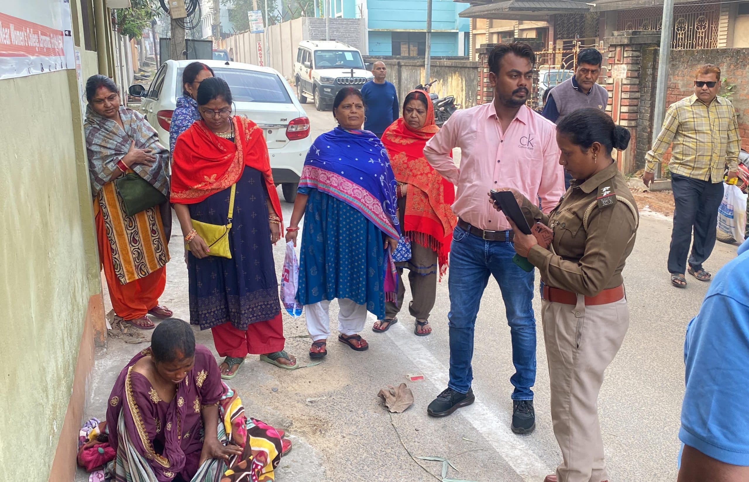 Giridih News: लावारिस घूम रही महिला को पुलिस को सौंपा