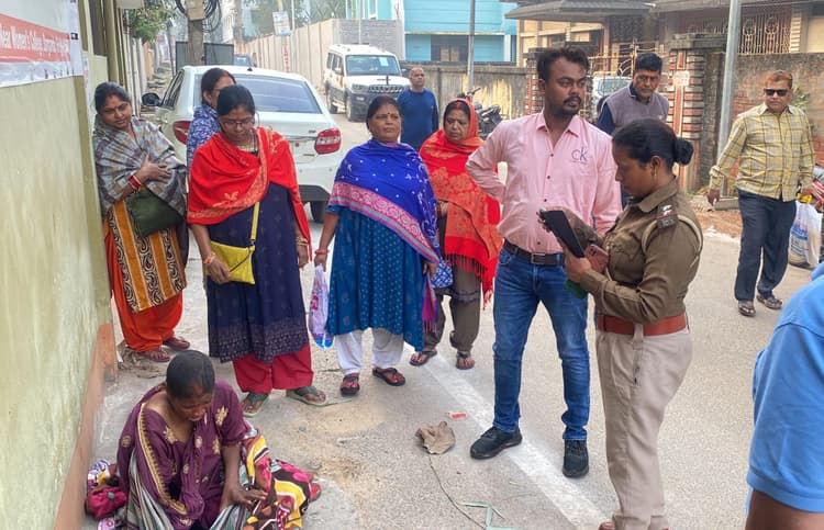 Giridih News: लावारिस घूम रही महिला को पुलिस को सौंपा