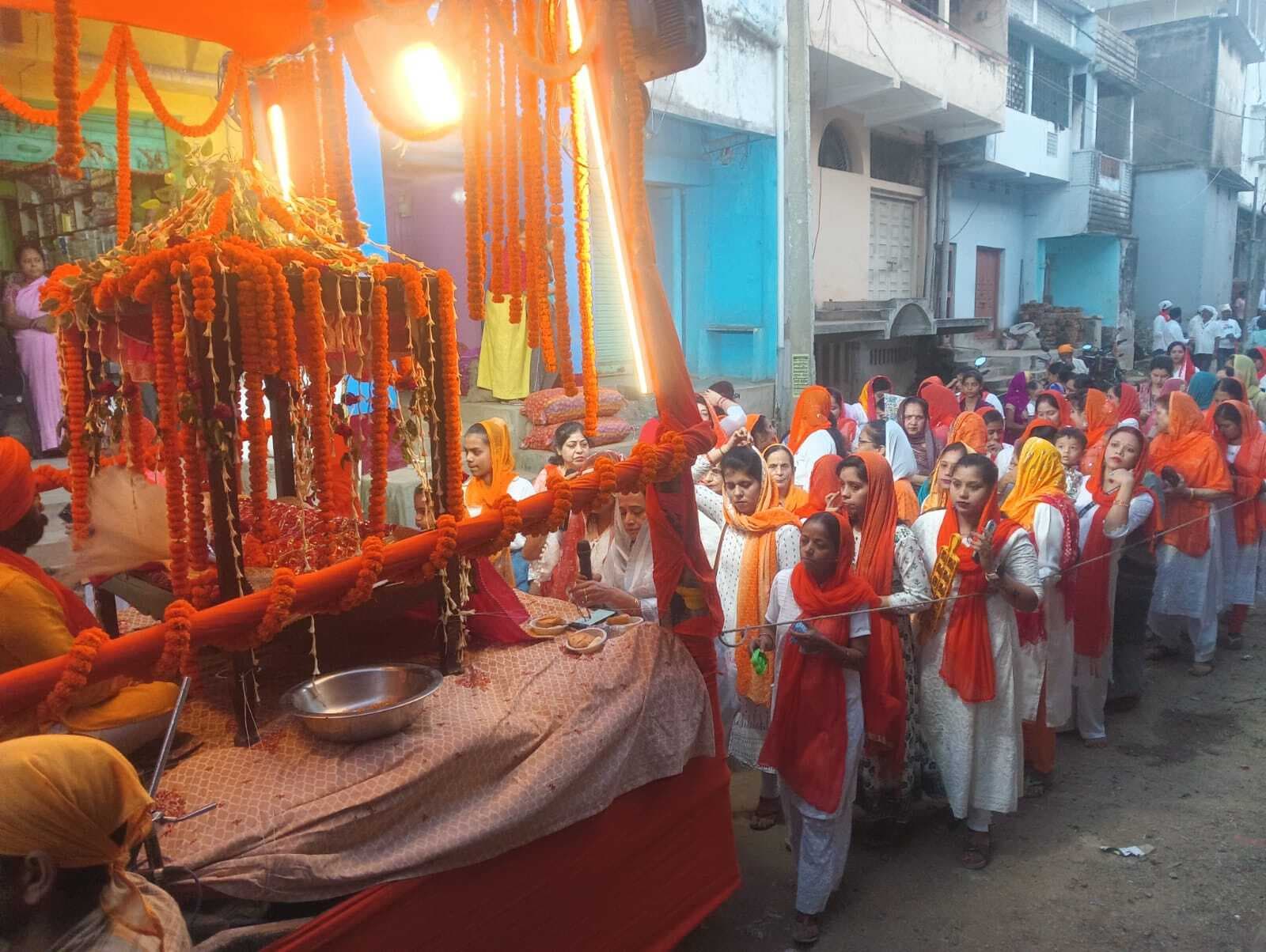 Giridih News: गुरु नानक जयंती के अवसर पर सरिया में निकली भव्य शोभा यात्रा