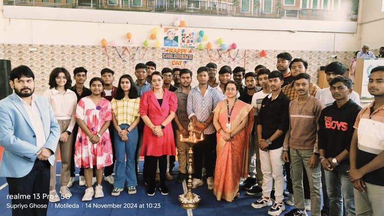 Giridih News: सलूजा गोल्ड इंटरनेशनल स्कूल में मना बाल दिवस