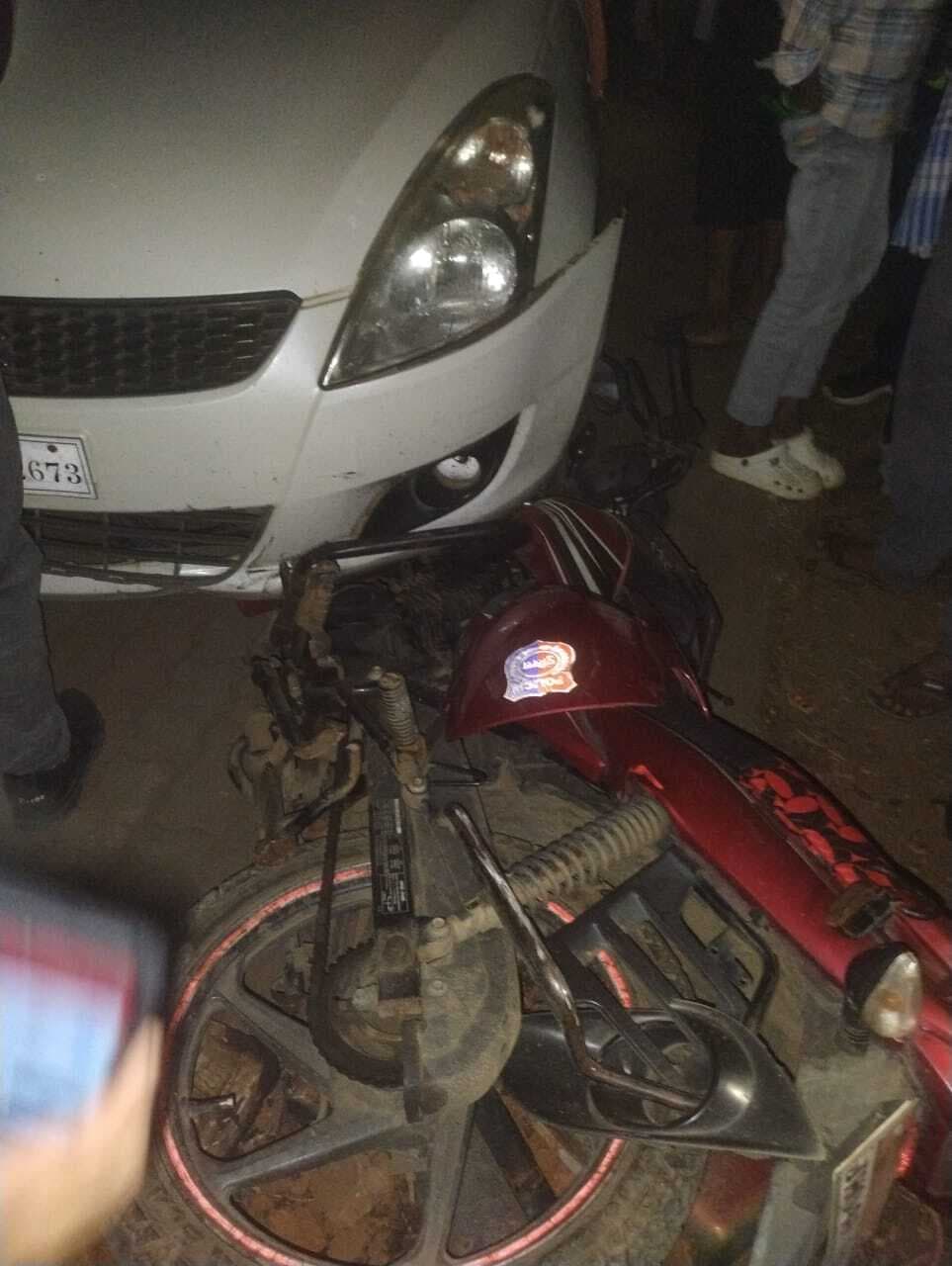 कार ने बाइक को मारी टक्कर, बाल-बाल बचा जवान