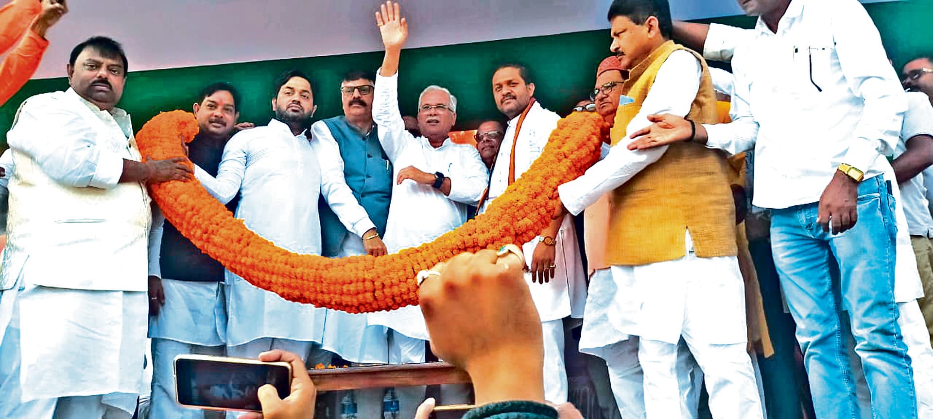 Bokaro News : सत्ता हासिल करने के लिए लोगों को बांट रही है भाजपा : भूपेश बघेलराज्य की खनिज संपदा को अडानी-अंबानी के हाथों बेचने का काम कर रही हैबेरमो के संडे बाजार फुटबॉल मैदान में छत्तीसगढ़ के पूर्व मुख्यमंत्री ने किया चुनावी सभा