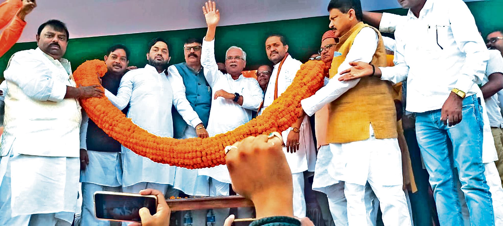 Bokaro News : सत्ता हासिल करने के लिए लोगों को बांट रही है भाजपा : भूपेश बघेलराज्य की खनिज संपदा को अडानी-अंबानी के हाथों बेचने का काम कर रही हैबेरमो के संडे बाजार फुटबॉल मैदान में छत्तीसगढ़ के पूर्व मुख्यमंत्री ने किया चुनावी सभा