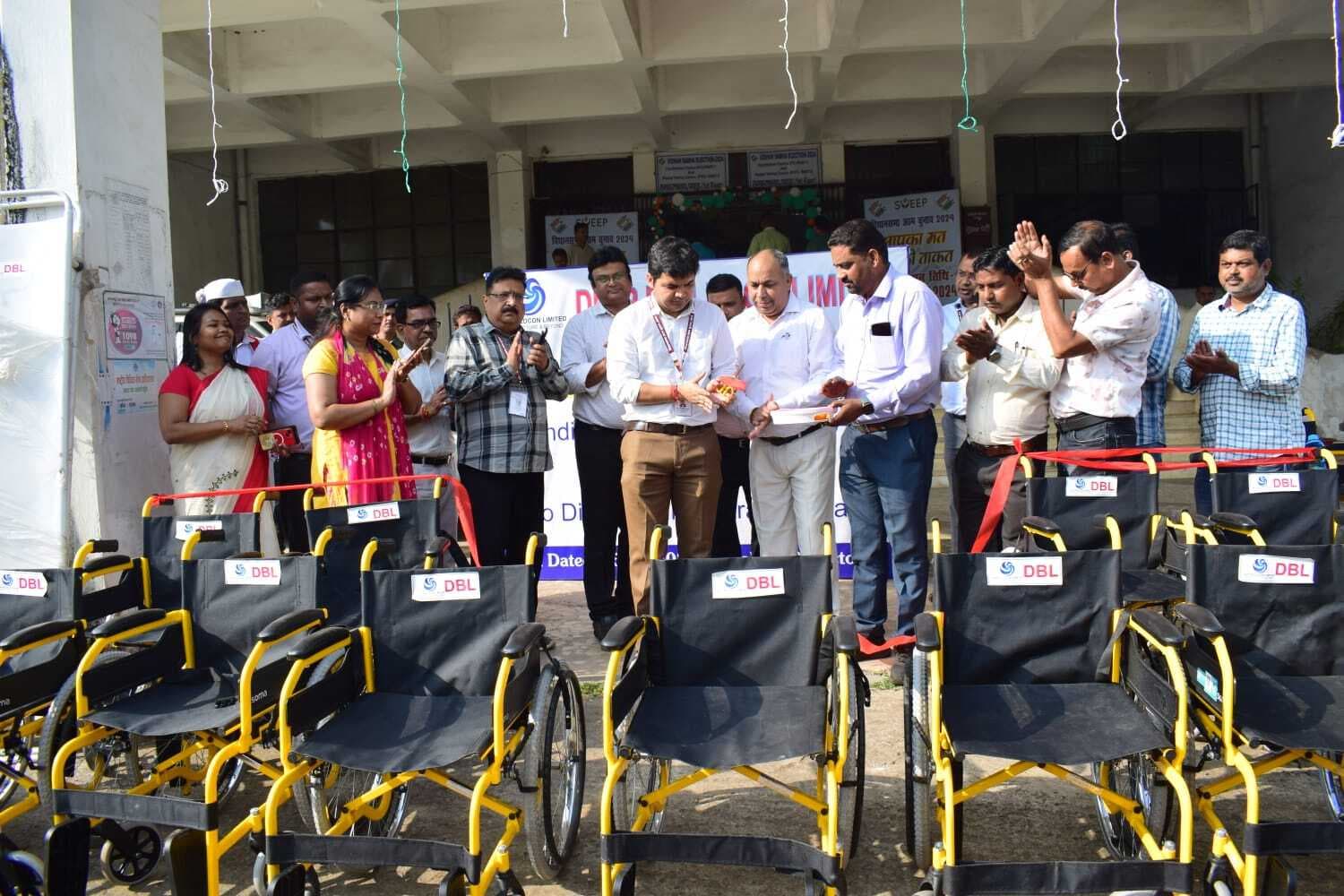 डीबीएल कोल कंपनी ने दिव्यांगों मतदाताओं के लिए सौंपा 70 व्हील चेयर