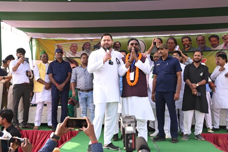 हमलोग कलम व नौकरी बांट रहे, भाजपा तलवार बांट रही : तेजस्वी