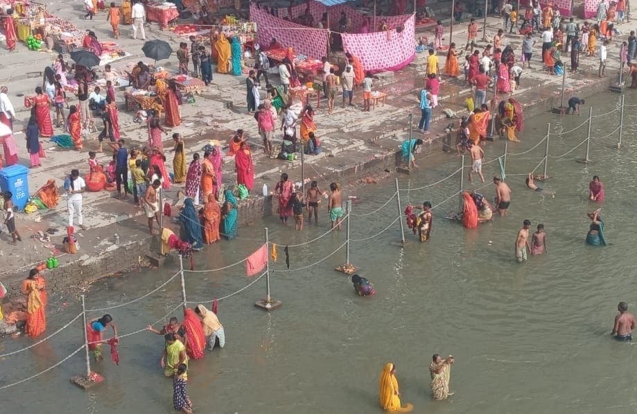 कार्तिक पूर्णिमा पर श्रद्धालुओं ने सौरा नदी में लगायी श्रद्धा की डुबकी