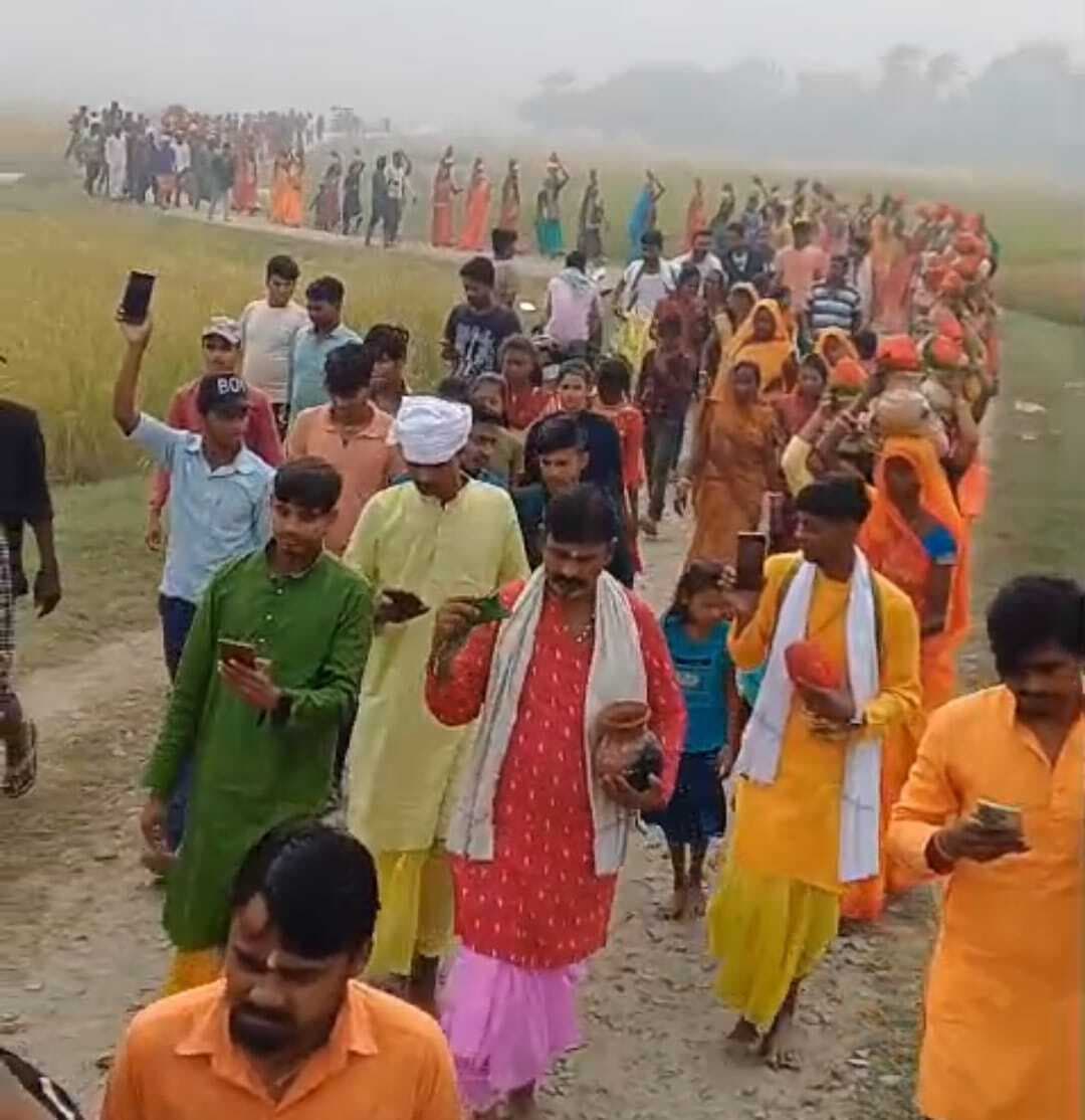 कार्तिक पूर्णिमा के मौके पर निकाली गयी कलश शोभायात्रा