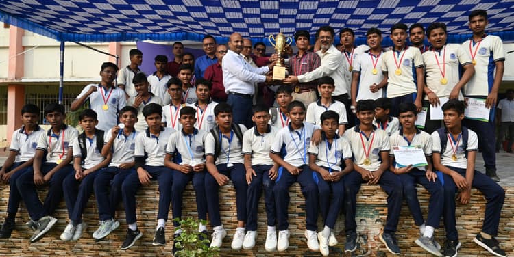 एसआरडीएवी पब्लिक स्कूल में वार्षिक खेलकूद समारोह आयोजित