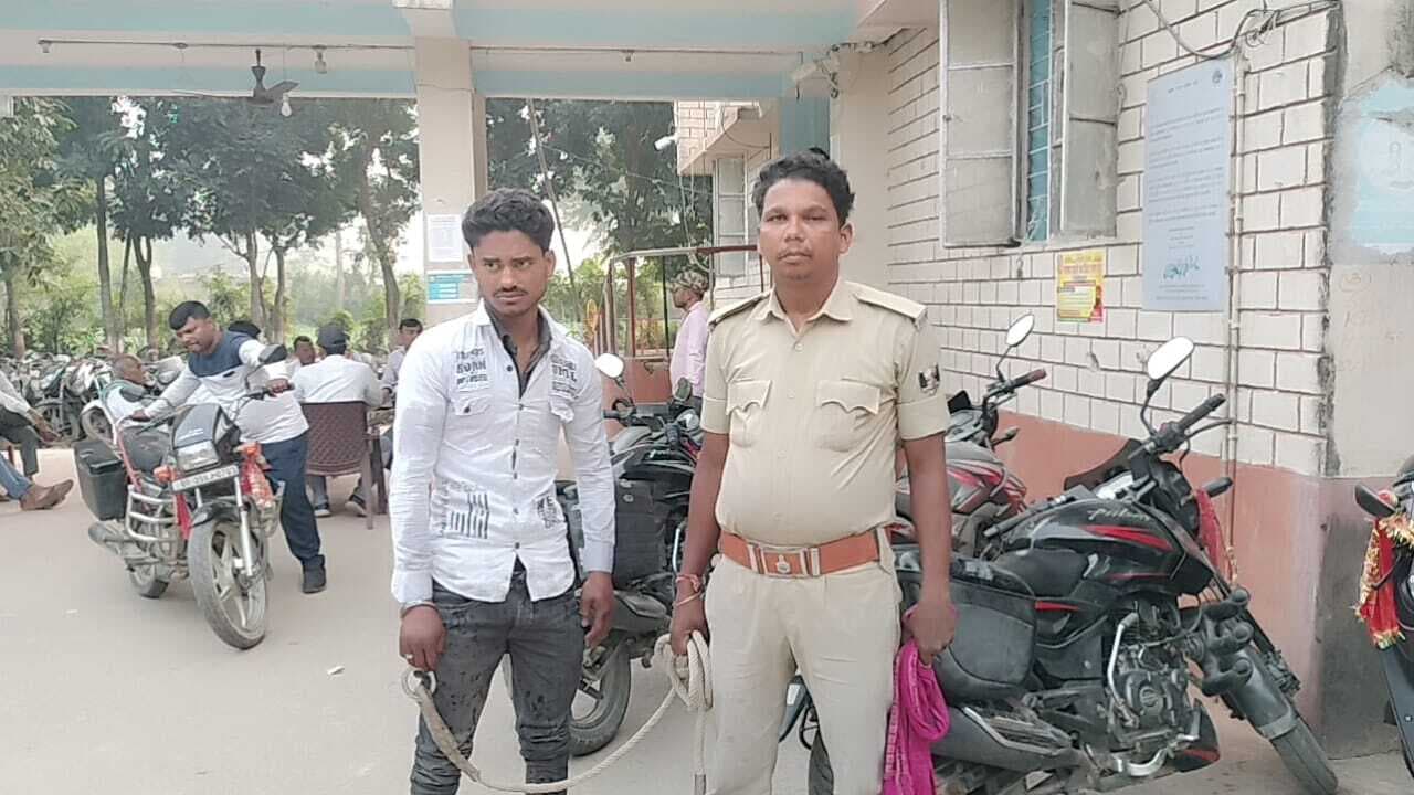 बाइक चोर को ग्रामीणों ने चोरी करते रंगे हाथ पकड़ा, पिटाई कर पुलिस के हवाले किया