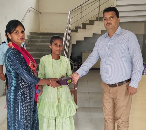 दिव्यांगों के बीच ई रिक्शा व श्रवण यंत्र का वितरण