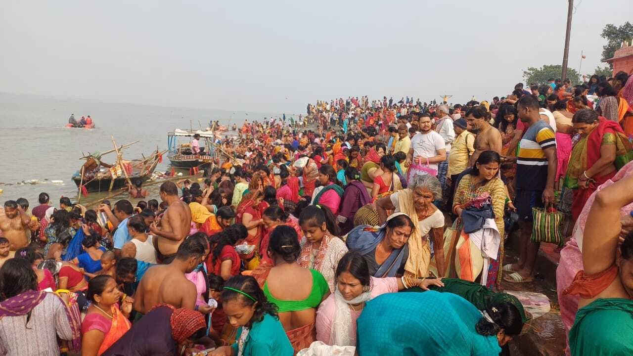 कार्तिक पूर्णिमा पर गंगा घाटों पर उमड़ी श्रद्धालुओं की भीड़, लगायी आस्था की डुबकी